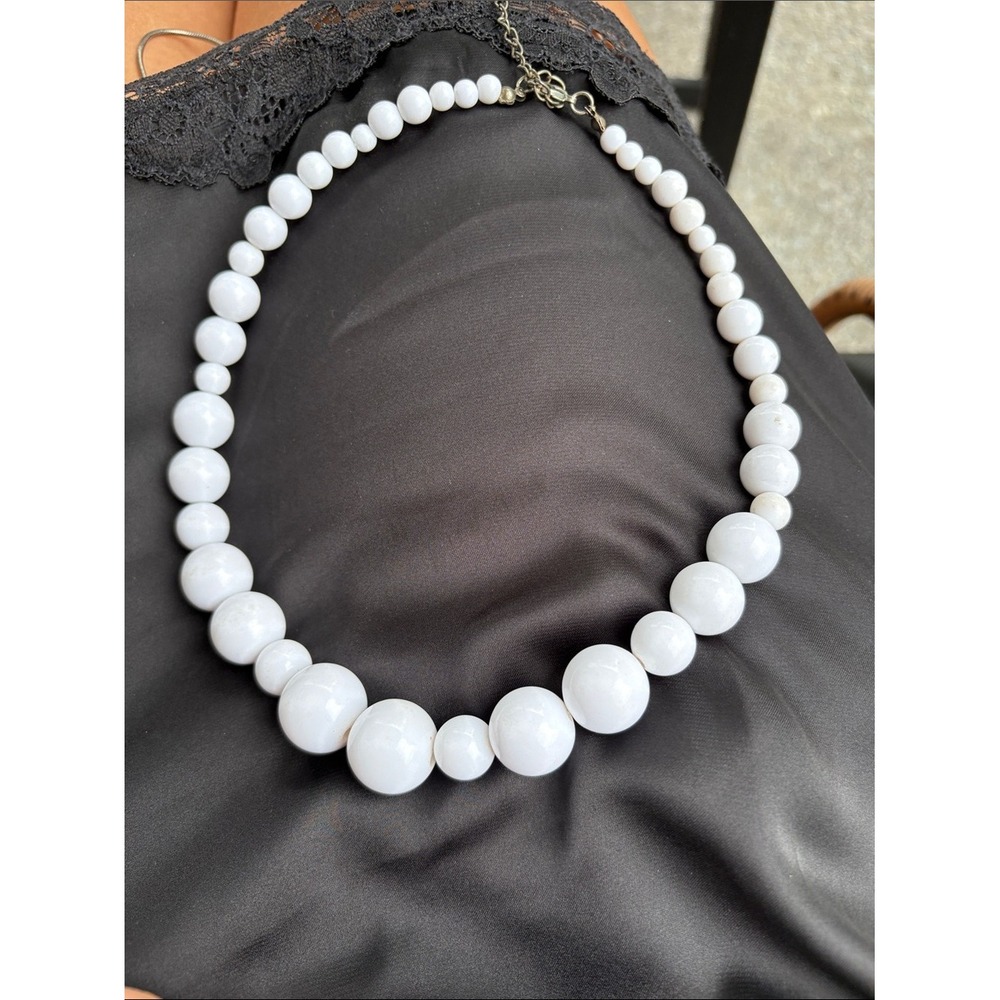 Graduated Bead Necklace Women OS White Excellent Round Statement Clasp